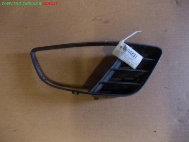 GRIGLIA LAT.D.PARAURTI ANT.(versione per fendinebbia) FORD FIESTA (CBK)  Carrozzeria  Lamierati esterni  Paraurti  Griglia di ven FORD - FIESTA - 01-0