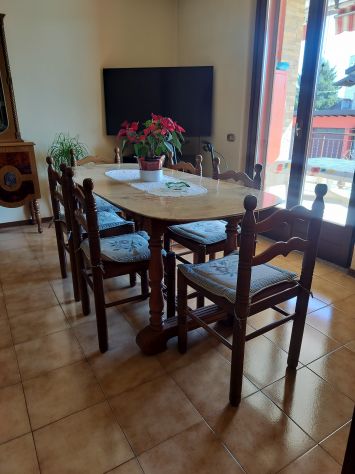 Credenza Cristalliera vintage con tavolo e sedie - Foto 5
