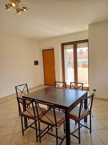 CAPENA TRILOCALE DISTRIBUITO SU 2 LIVELLI SEMI-ARREDATO CON BALCONE DOPPI SERVIZ - Foto 3