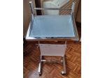 Tavolino con ruote e porta riviste