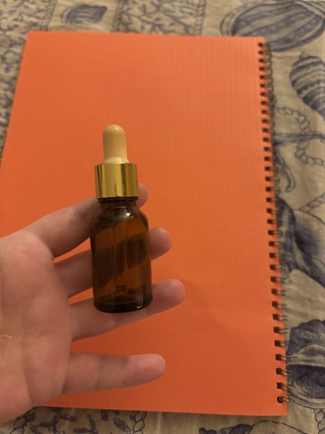 UN PICCOLO BARATTOLO IN VETRO CON TAPPO CON CONTAGOCCE IN VETRO PER OLI E SIERI - Foto 10