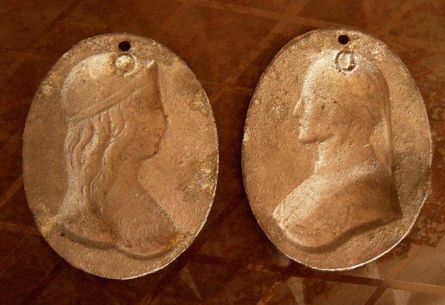 N° 2 ANTICHE BASSORILIEVI O STAMPE SU ALLUMINIO DI DANTE E BEATRICE .- - Foto 4