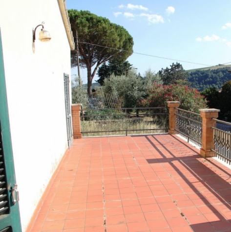 Baschi - vendesi proprietà indipendente da ristrutturare con grande terrazza garage e cantina