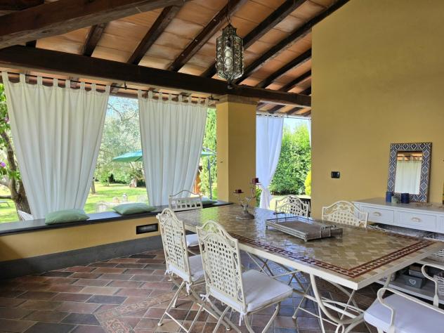 MASSA, villa di ampia metratura nella prima periferia, disposta su tre livelli con ampio giardino di circa 1.300 mq. Composta di salone con camino, cu - Foto 16
