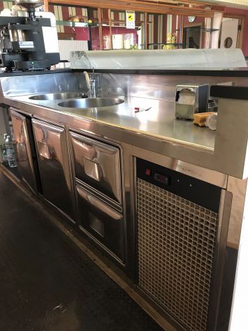 Banco bar con frigo e vetrine bar con pedane