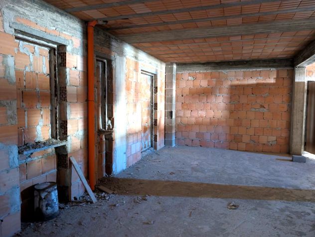 Lauropoli: appartamento allo stato rustico con garage - Foto 7