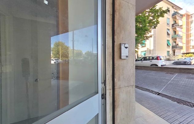 VIALE PETRARCA: Fondo commerciale con 4 vetrine - grande visibilità! - Foto 6