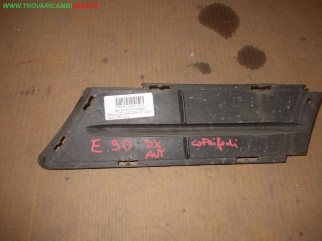 GRIGLIA LAT.D.PARAURTI ANT. BMW Serie 3 E90 4 porte  Carrozzeria  Lamierati esterni  Paraurti  Griglia di ven BMW - Serie 3 E90 4 porte - 01-02-2005 -