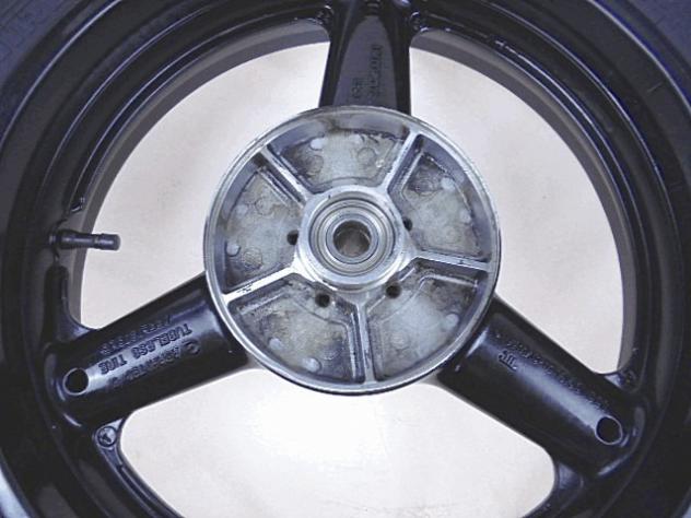 CERCHIO RUOTA POSTERIORE SUZUKI GSF 600 BANDIT 2000 - 2005 6411108F11019 REAR WHEEL CON DIFETTO - Foto 3