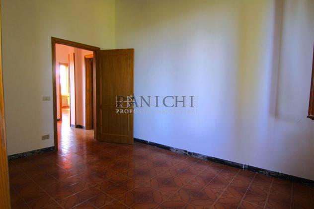 Porzione di casolare con ampio garage, resede e oliveto - Foto 12