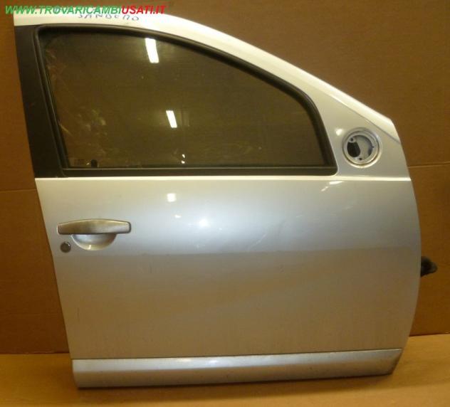 PORTA ANT.D. ARGENTO C/ALZ. DACIA SANDERO (B90)  Carrozzeria  Lamierati esterni  Porte  Porta ant. dx. DACIA - SANDERO - 01-07-2008 - 01-12-2012