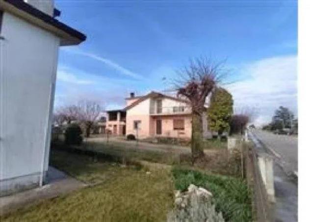 Immobile in asta di 1400 m² in vendita a Chiopris-Viscone - Foto 2