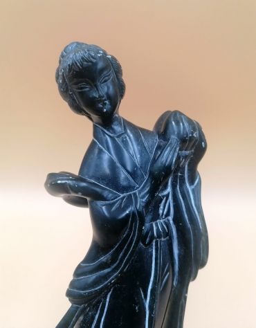 ANTICA SCULTURA DI GEISHA (O KUAN-YIN) IN GIADA VERDE SCURO/ NERA, CINA, 1900. - Foto 5