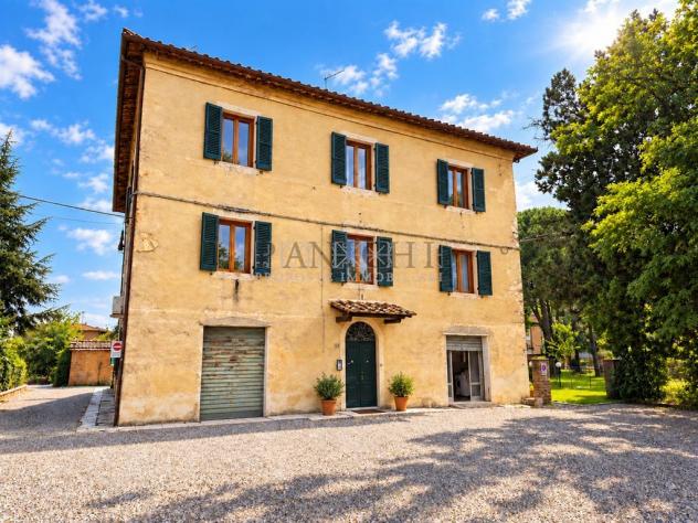 Ampio appartamento con garage, cantina, giardino e terreno agricolo