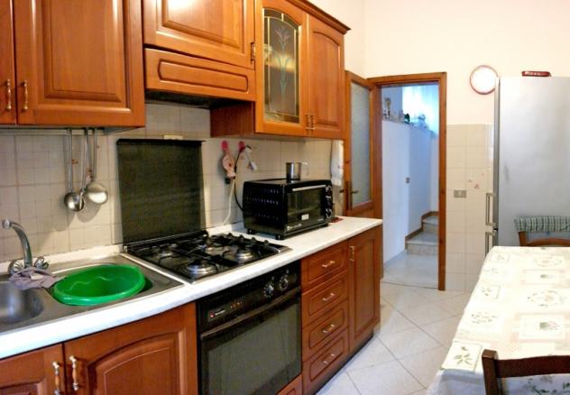 Ottimo appartamento disposto su due livelli corredato da vasto giardino. - Foto 4