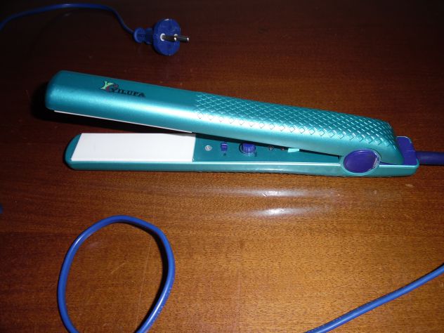 UNA PIASTRA PER CAPELLI,CON PIASTRE IN CERAMICA,MARCA YILUFA,PRONTA IN 30/40 SEC - Foto 4