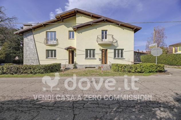Casa indipendente di 209 m² con 5 locali e box auto doppio in vendita a Laveno-Mombello