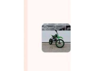 Moto da cross verde 125 cilindrata