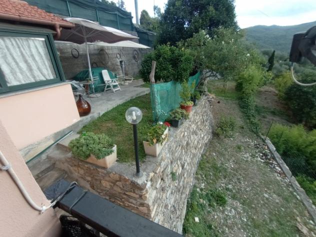 VENDESI A CHIUSANICO APPARTAMENTO AUTONOMO in CASA BIFAMILIARE CON GIARDINO