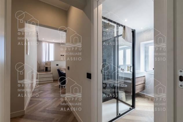 Attico fronte mare con terrazzo, solarium e posto auto – affitto annuale - Foto 18