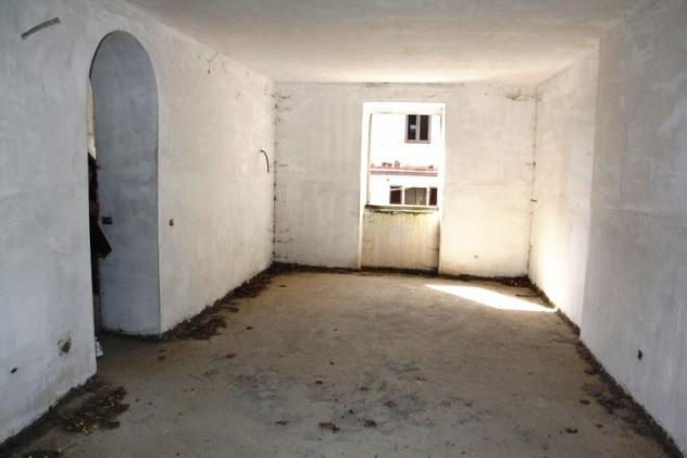 Porano - Vendesi fabbricato allo stato grezzo divisibile in più unità abitative con corte esterna - Foto 2