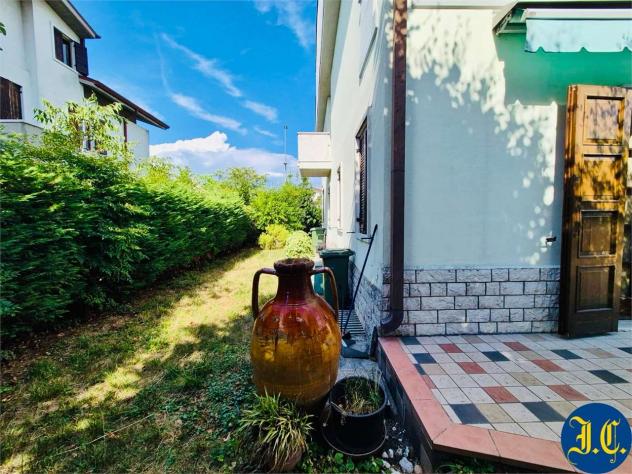 V005493 - AMPIA PORZIONE DI BIFAMILIARE CON GIARDINO, TAVERNA E MANSARDA - Foto 7