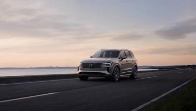 VOLVO XC90 T8 Plug-in hybrid AWD automatico 7 posti Plus Dar rif. 24062133