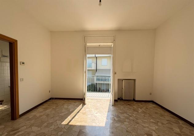 CONCOREZZO – APPARTAMENTO AMPIA METRATURA CON TRIPLA ESPOSIZIONE E GRANDI POTENZIALITÀ - Foto 4