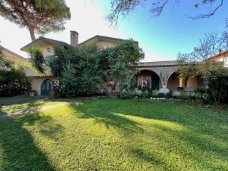 VILLA di 10 vani e di 250 mq (PIETRASANTA) rif. 1278