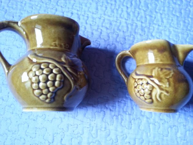 Caraffe in porcellana con rilievi medievali-coppia - Foto 2