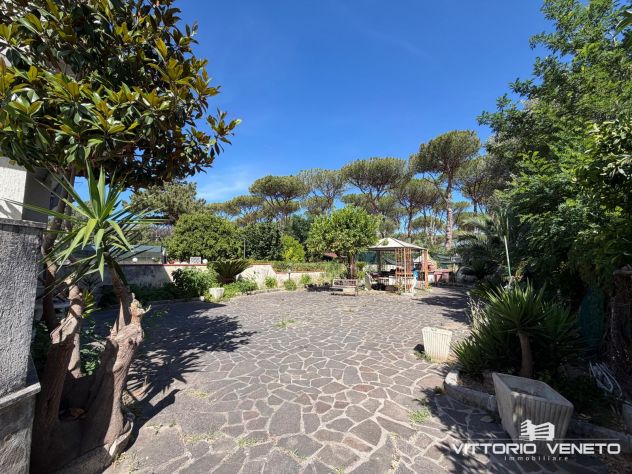Porzione di villa indipendente su 2 livelli con giardino a pochi passi dal mare - Foto 3