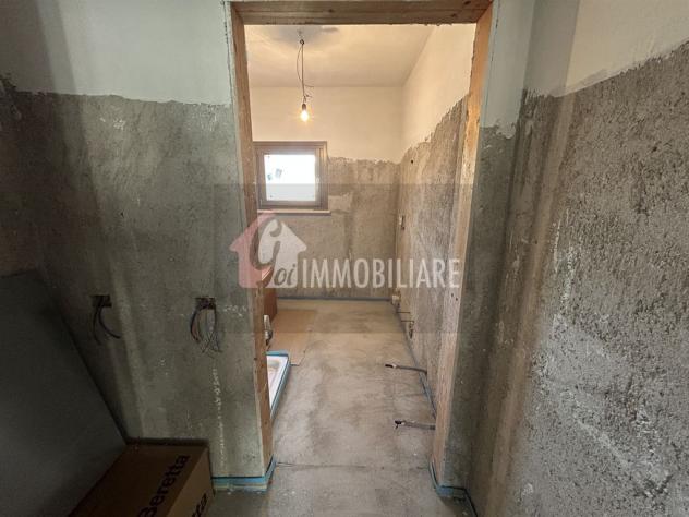 Elegante Quadrilocale Su Due Livelli con Travi a Vista e Posto Auto - Foto 12