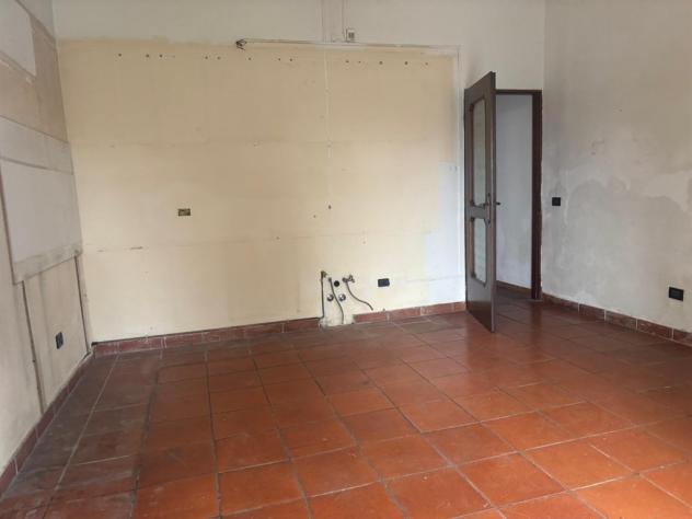 VILLA SINGOLA CON DUE APPARTAMENTI DA PARZIALMENTE RISTRUTTURARE - Foto 4