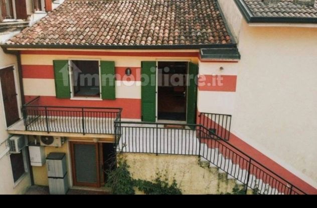 Appartamento con ampia corte indipendente