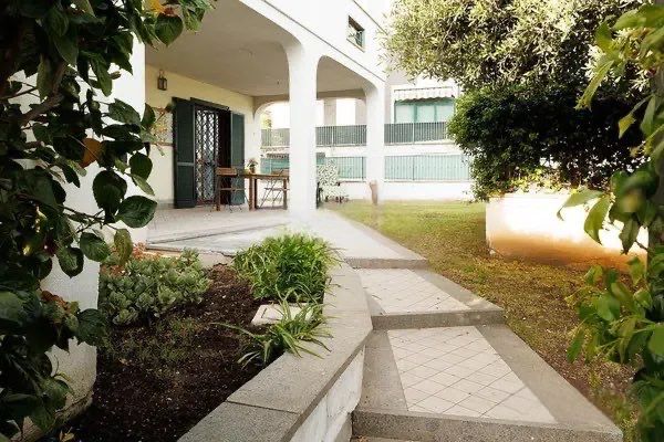 SANTA MARINELLA TRILOCALE ARREDATO CON GIARDINO PRIVATO. - Foto 6