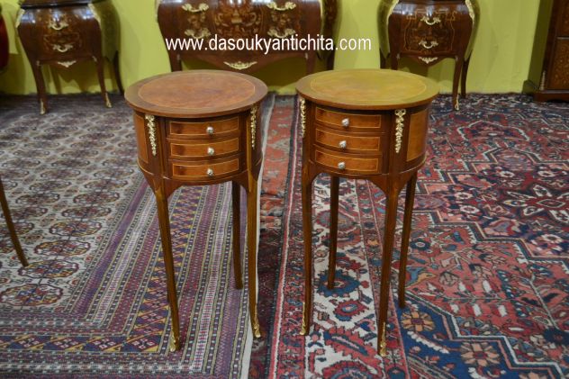 Coppia di tavolini-comodini tondi a tre cassetti stile Luigi XV - Foto 5