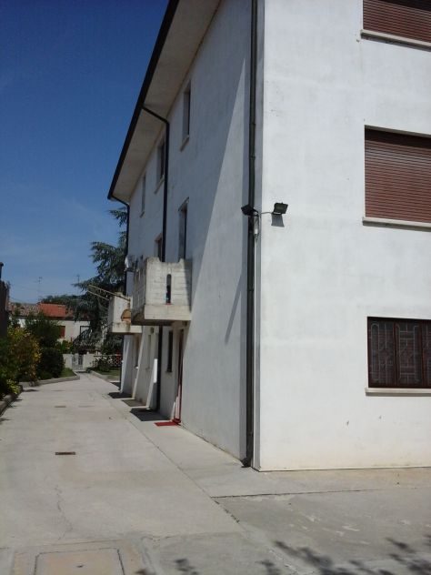VENDO INTERO FABBRICATO DA CIELO A TERRA CON TERRENO - Foto 8