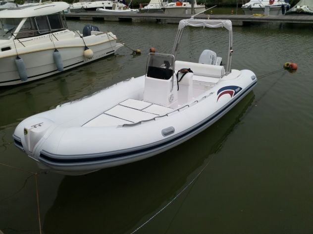 Gommone Predator 5,70 anno 2014 con motore 4t Suzuki 40 Ari