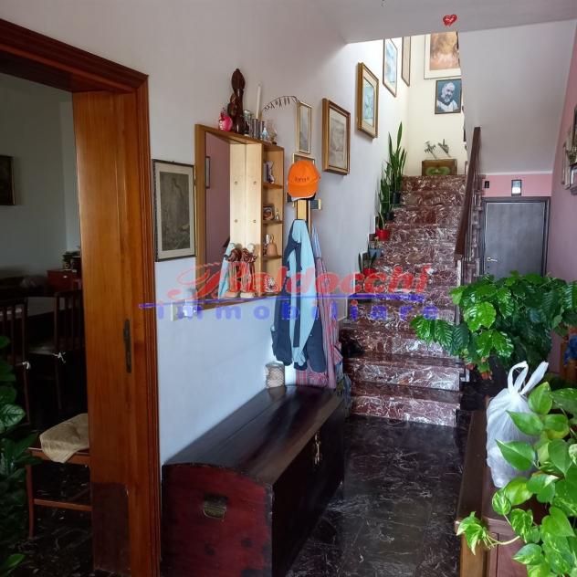 CAMINATE - VILLA IN COLLINA CON AMPIO TERRENO E SPLENDIDA VISTA - Foto 16