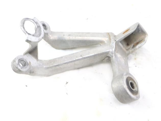 SUZUKI GSX R 600 4370033E00 STAFFA PEDANA POSTERIORE DESTRA 97- 00 REAR RIGHT FOOTREST BRACKET - Foto 2