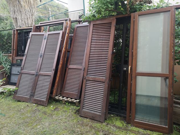 Infissi in legno e alluminio con vetri camera e grate in ferro - Foto 4