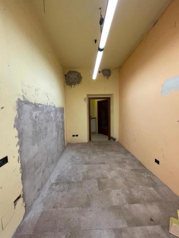 negozio con vetrina di 2 locali + antibagno e bagno.. libero subito - Foto 10