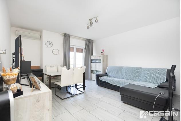 L'appartamento, ristrutturato internamente nel 2018, è composto da un luminoso soggiorno, da una cucina abitabile che si affaccia su un comodo balcone - Foto 8