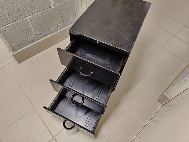 Vendo cassettiera in acciaio nero con ruote - Foto 4