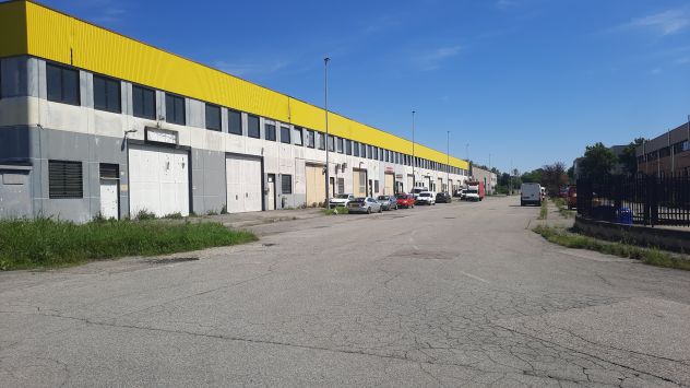 CAPANNONE CERCASI DI 250 MQ. A CESANO BOSCONE
