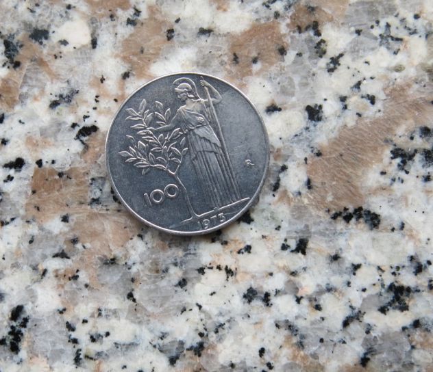 100 £ DEL 1973 SENZA LA (L) REP. ITALIANA IN FIOR DI CONIO CON DIFETTO DI CONIO - Foto 3