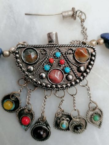 LUNGA COLLANA ETNICA NEPAL CON AMPOLLA PORTA-PROFUMO E PIETRE VARIE. - Foto 4