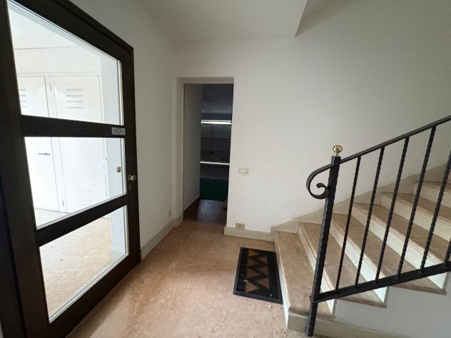 Loft-Attico privato-privato ottimo stato ampio balcone, garage 25mq e posto auto - Foto 3