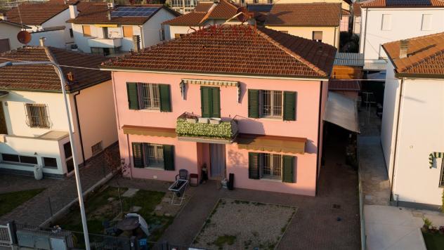 Casa bifamiliare con ampi servizi e corte esclusiva