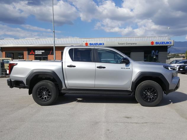 Toyota Hilux 2.8 D-4D 48V 204 CV A/T 4WD DC Mild Hybrid ICON - Foto 5